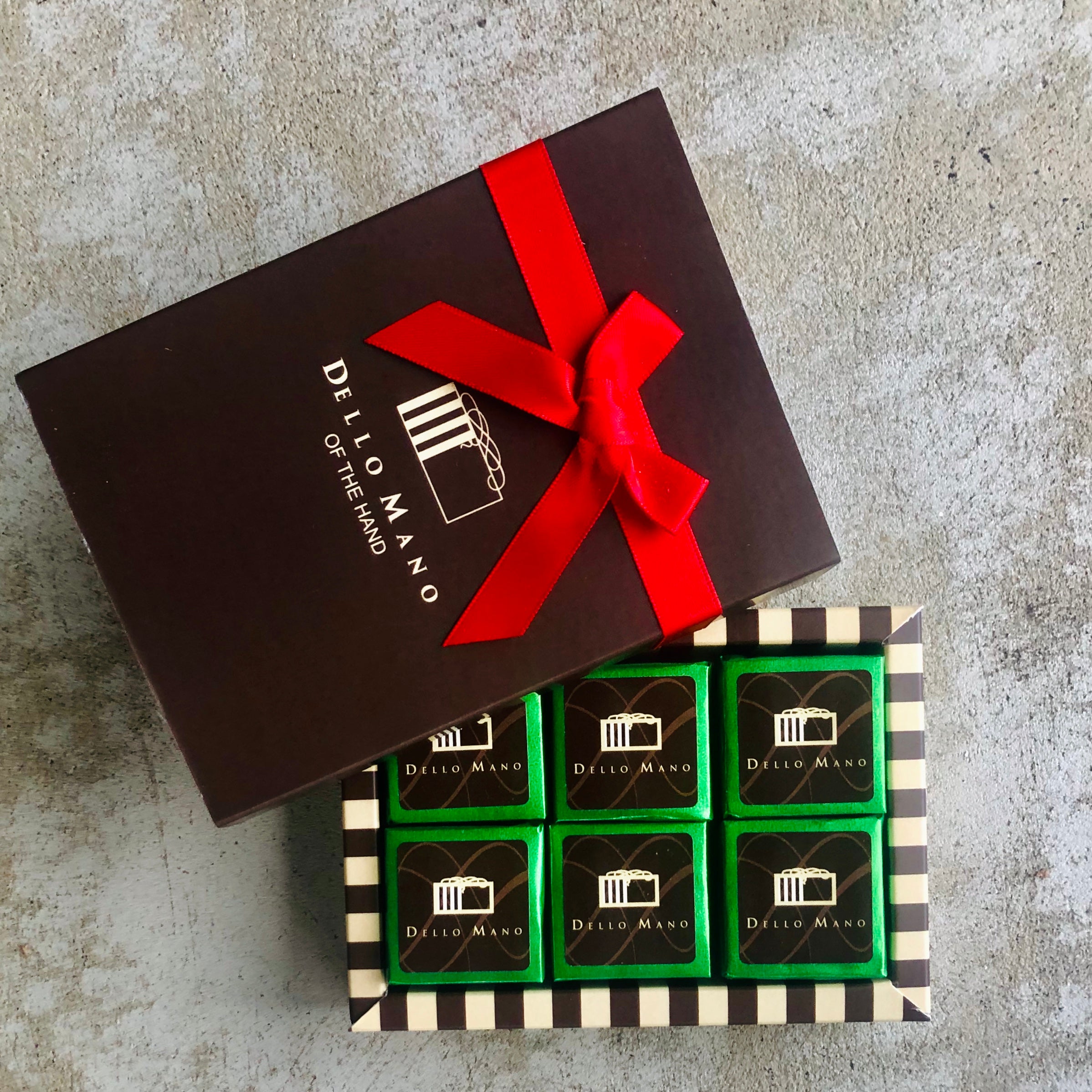 The 6 piece Vegan Brownie Gift Box is a wonderful gift.  The best food gift for Vegans in that it not only tastes great but presents beautifully. You'll be sure to impress with this gorgeous gift for Vegans.